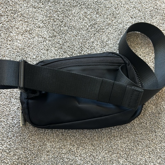 Lululemon Everywhere Belt Bag 1L - Black - Picture 6 of 6